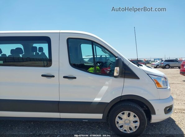 1FBAX2Y89NKA67668 2022 FORD PASSENGER Белый Вид задней части салона