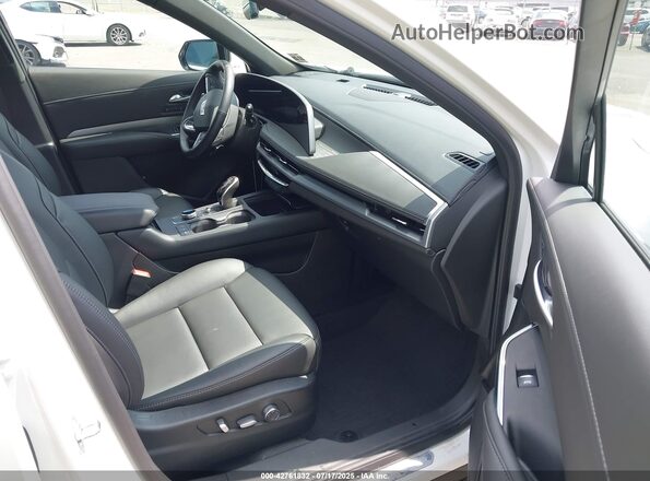1GYFZDR44SF115417 2025 CADILLAC XT4 Белый Вид салона спереди