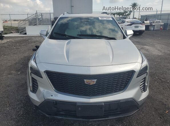1GYFZFR41LF137789 2020 CADILLAC XT4 Silver Widok z przodu