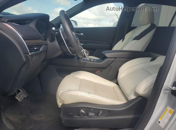 1GYFZFR41LF137789 2020 CADILLAC XT4 Silver Widok wnętrza z przodu