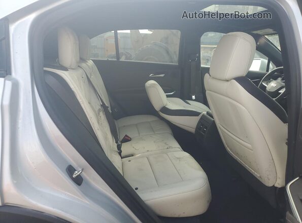 1GYFZFR41LF137789 2020 CADILLAC XT4 Silver Widok wnętrza z tyłu