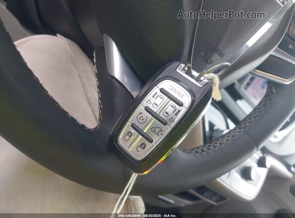 2C4RC1CG3PR525941 2023 CHRYSLER VOYAGER White Vista del salpicadero