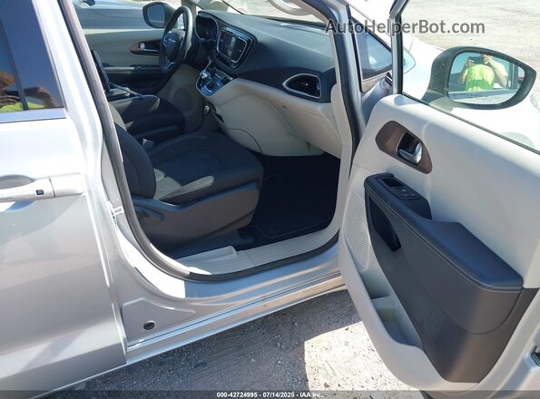 2C4RC1CG6PR596339 2023 CHRYSLER VOYAGER Silver Vista interior delantera