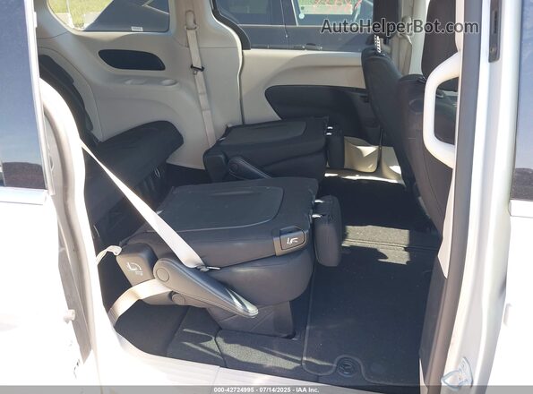2C4RC1CG6PR596339 2023 CHRYSLER VOYAGER Silver Vista de la etiqueta del VIN