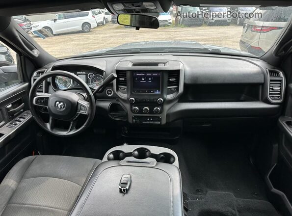 3C63RRGL3PG542617 2023 RAM 3500 Silver Widok wnętrza z przodu