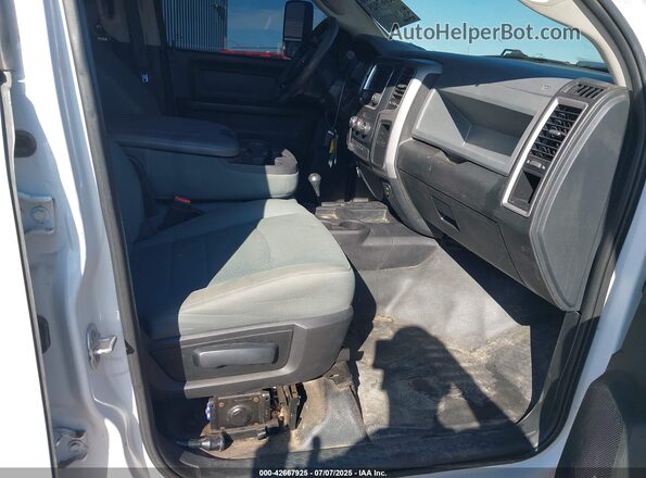 3C6UR5CL0HG529652 2017 RAM 2500 White Front interior view