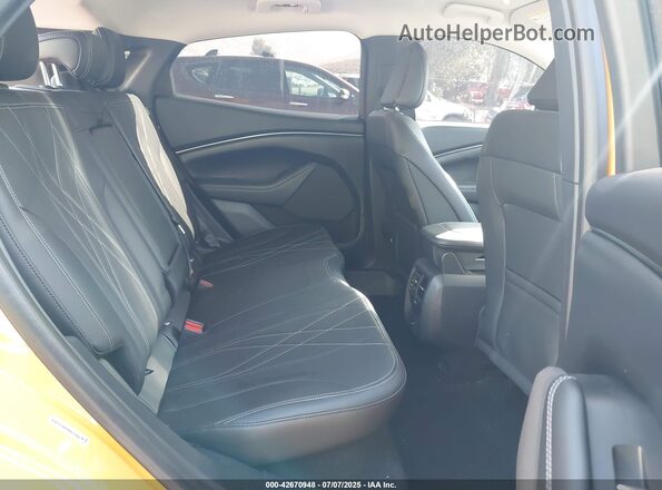 3FMTK1RM2NMA18986 2022 FORD MUSTANG MACH-E Yellow Widok naklejki z numerem VIN