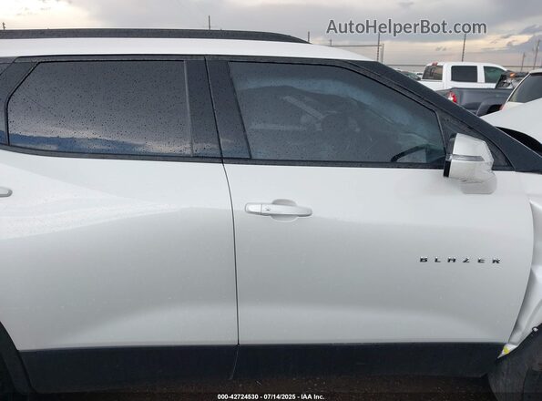 3GNKBDR40RS199077 2024 CHEVROLET BLAZER White Widok wnętrza 360 stopni
