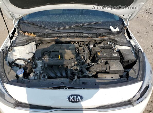 3KPA24AD9ME382727 2021 KIA RIO White Widok wnętrza z tyłu