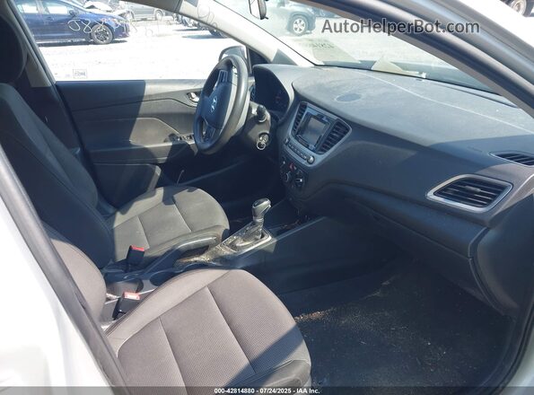 3KPC24A69LE114687 2020 HYUNDAI ACCENT Серебряный Вид салона спереди