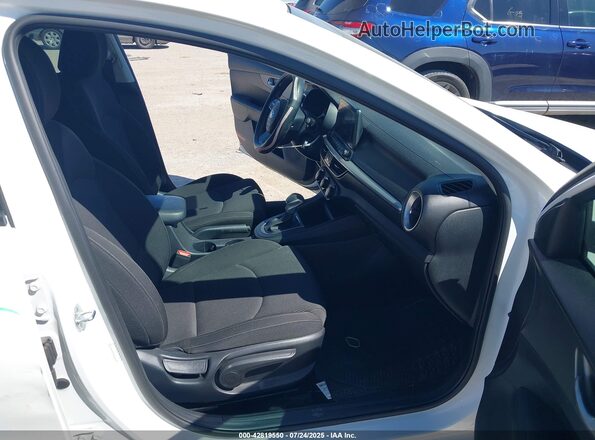 3KPF24AD6ME277214 2021 KIA FORTE White Widok wnętrza z przodu