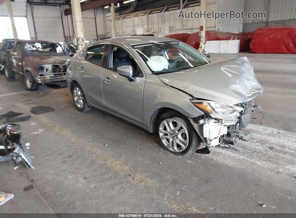 3MYDLBYV6HY169771 2017 TOYOTA YARIS IA Серебряный Передняя правая четверть