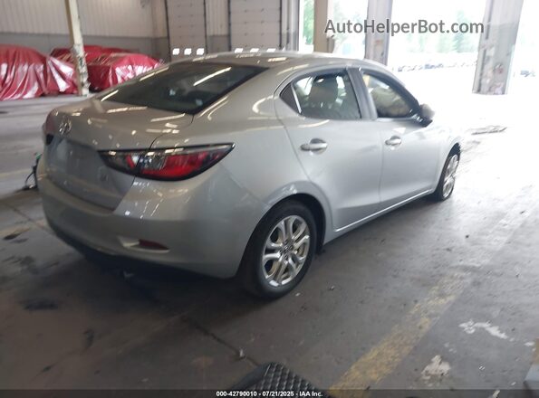 3MYDLBYV6HY169771 2017 TOYOTA YARIS IA Серебряный Задняя правая четверть