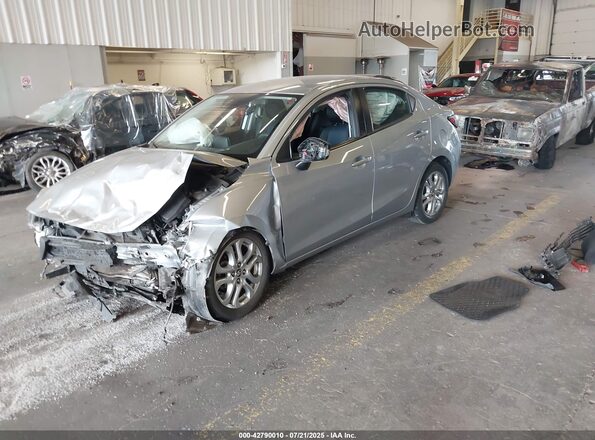 3MYDLBYV6HY169771 2017 TOYOTA YARIS IA Серебряный Передняя левая четверть