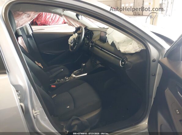 3MYDLBYV6HY169771 2017 TOYOTA YARIS IA Серебряный Вид салона спереди