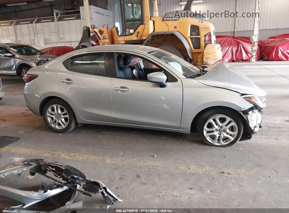 3MYDLBYV6HY169771 2017 TOYOTA YARIS IA Серебряный Вид задней части салона