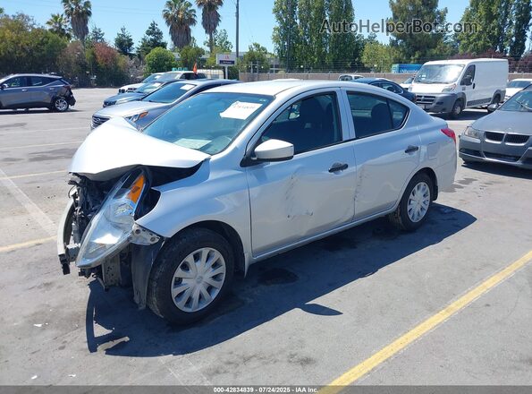 3N1CN7AP6JL823610 2018 NISSAN VERSA Серебряный Передняя левая четверть
