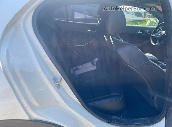 WDCTG4EB4JJ449424 2018 MERCEDES-BENZ GLA-CLASS White Widok wnętrza z przodu
