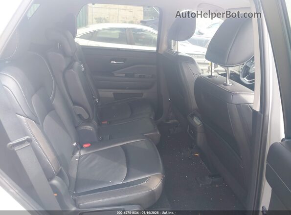 5N1DR3CC4PC256001 2023 NISSAN PATHFINDER Silver Widok naklejki z numerem VIN