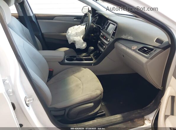 5NPE24AF7JH594925 2018 HYUNDAI SONATA Белый Вид салона спереди