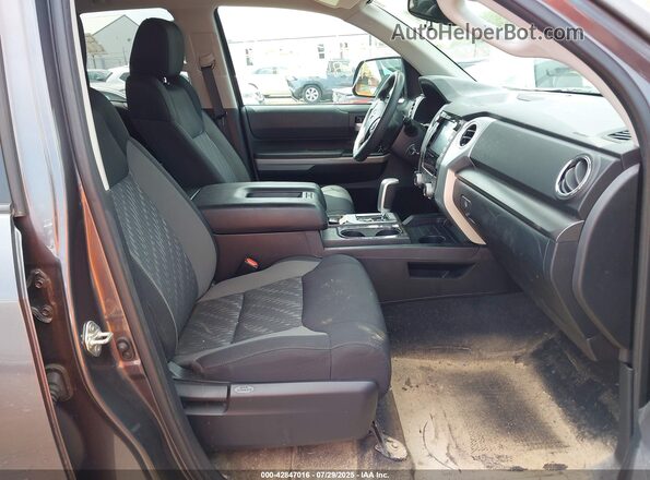 5TFUY5F14LX947433 2020 TOYOTA TUNDRA Серый Вид салона спереди
