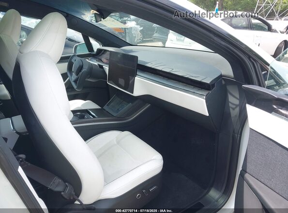 7SAXCBE69NF356232 2022 TESLA MODEL X Белый Вид салона спереди
