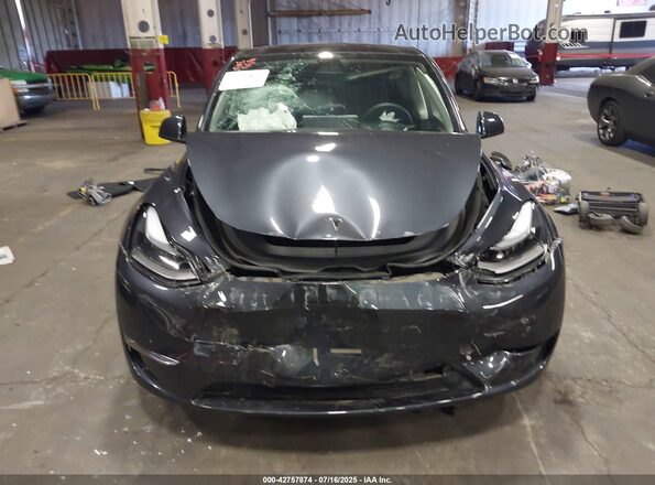 7SAYGAEE2RF071436 2024 TESLA MODEL Y Gray Սալոնի հետևի տեսք