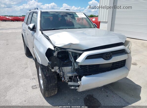 JTEEU5JR4M5232240 2021 TOYOTA 4RUNNER Серебряный Вид спереди