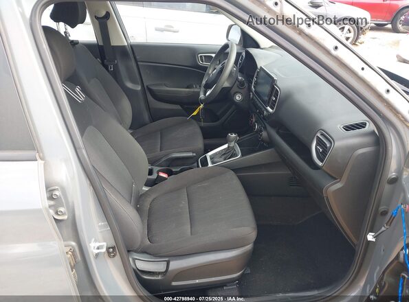 KMHRB8A39LU017994 2020 HYUNDAI VENUE Серый Вид салона спереди