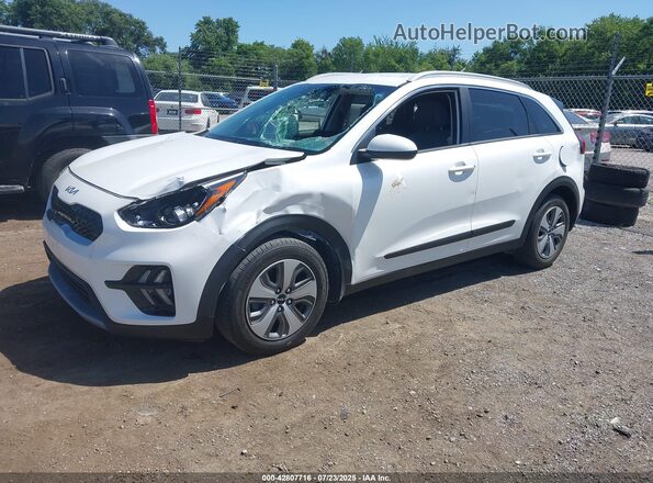 KNDCB3LC6N5516095 2022 KIA NIRO Белый Передняя левая четверть