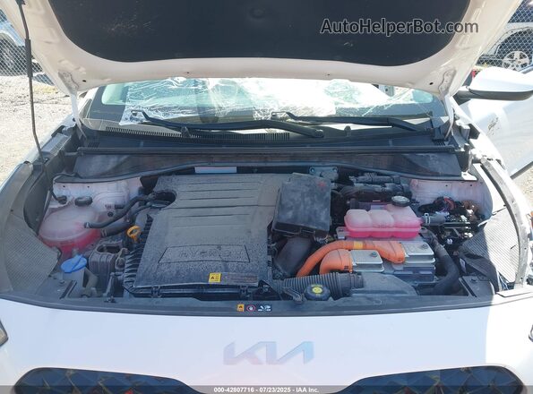 KNDCB3LC6N5516095 2022 KIA NIRO Белый Вид сзади