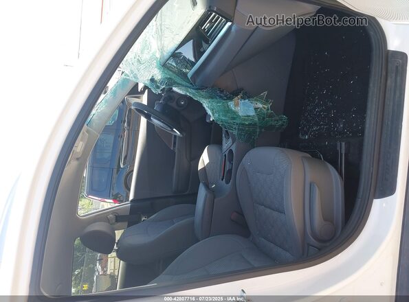 KNDCB3LC6N5516095 2022 KIA NIRO Белый Вид салона спереди