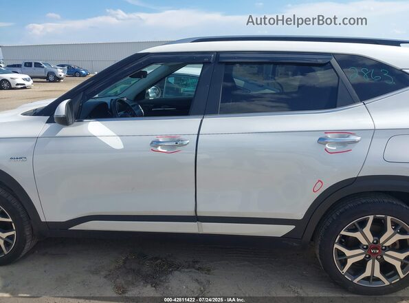 KNDETCA2XM7199487 2021 KIA SELTOS White 