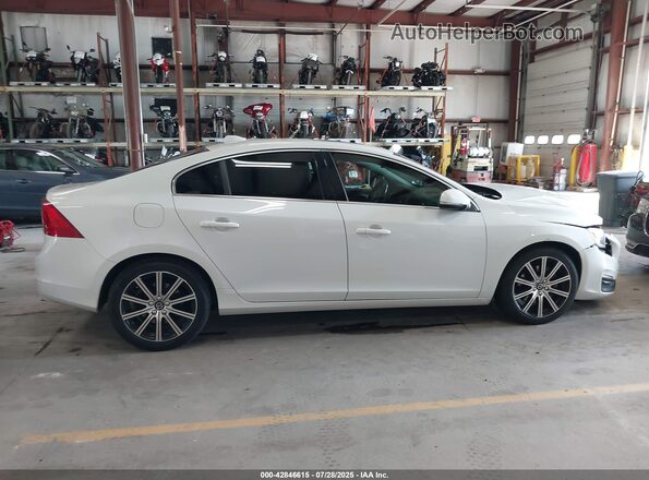 LYV612TM3GB091585 2016 VOLVO S60 INSCRIPTION White Вид задньої частини салону
