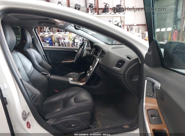 LYV612TM3GB091585 2016 VOLVO S60 INSCRIPTION White Вид салону спереду