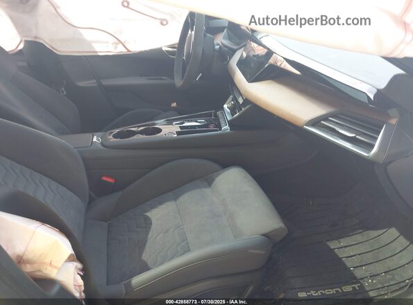 WAUDJBFW1R7001133 2024 AUDI E-TRON White Widok wnętrza z przodu