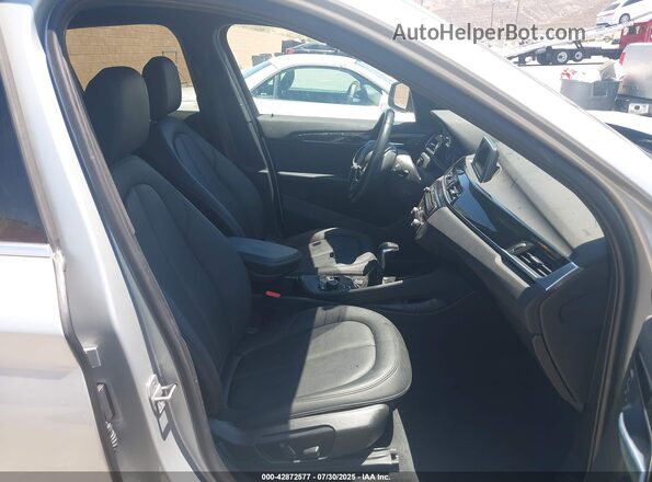WBXHT3C37H5F87304 2017 BMW X1 Серебряный Вид салона спереди