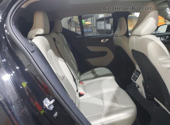 YV4162UK4M2432527 2021 VOLVO XC40 Black Widok wnętrza z tyłu