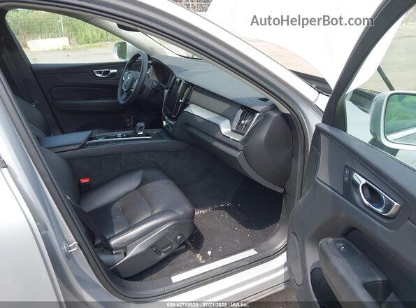 YV4L12RV5P1198905 2023 VOLVO XC60 Silver Vista interior delantera