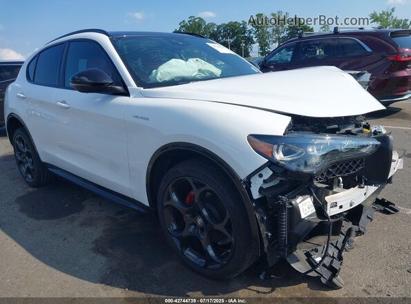 ZASPAKBNXR7D80041 2024 ALFA ROMEO STELVIO Белый Передняя правая четверть