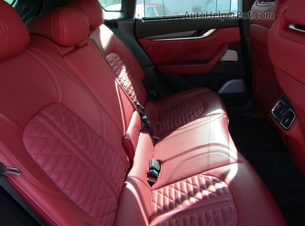 ZN661ZUT5NX3906XX 2022 MASERATI LEVANTE Black Widok z tyłu