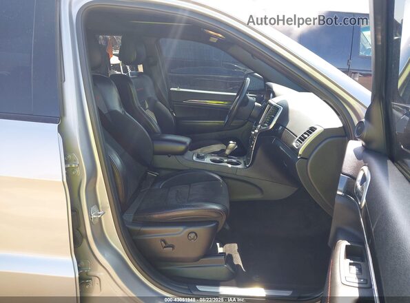 1C4RJFLTXJC502818 2018 JEEP GRAND CHEROKEE Silver Front interior view