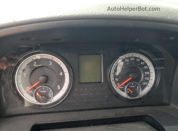 1C6RR7FM1JS276345 2018 RAM 1500 White Vista del cuadro de instrumentos