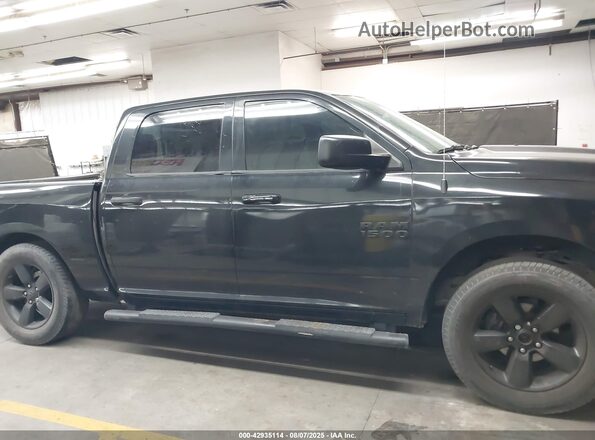1C6RR7KT1JS271370 2018 RAM 1500 Черный Вид задней части салона