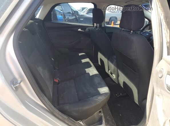 1FADP3H24JL223605 2018 FORD FOCUS Silver Rear seats view