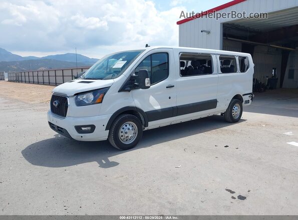 1FBAX9Y8XRKA47489 2024 FORD PASSENGER Белый Передняя левая четверть