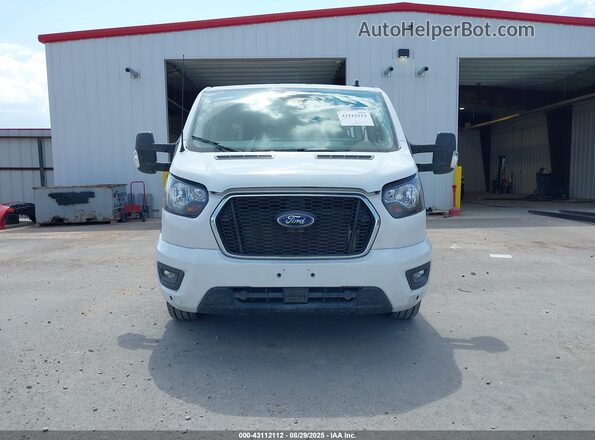 1FBAX9Y8XRKA47489 2024 FORD PASSENGER Белый Вид задней части салона