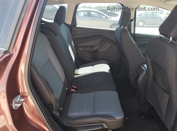 1FMCU0F72JUB97748 2018 FORD ESCAPE Maroon Widok wnętrza z tyłu