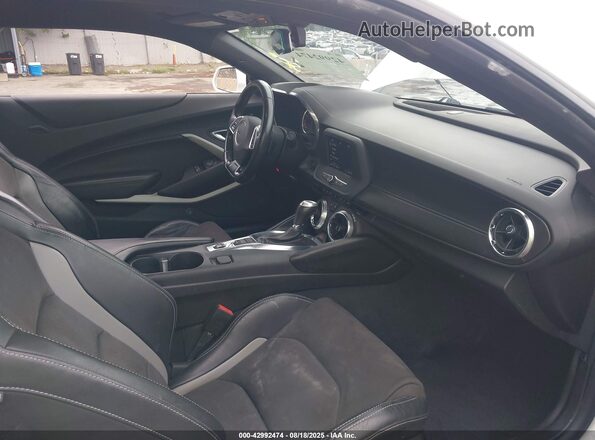 1G1FF1R78M0141573 2021 CHEVROLET CAMARO Белый Вид салона спереди