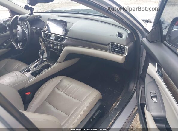1HGCV1F57JA086766 2018 HONDA ACCORD Серебряный Вид салона спереди